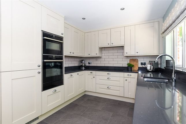 Clifton Close, Horley photo 4