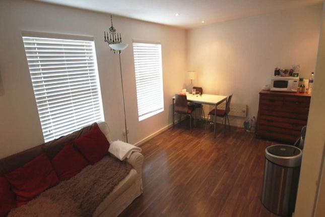 Flat 2, Lazer House, East Ham photo 3