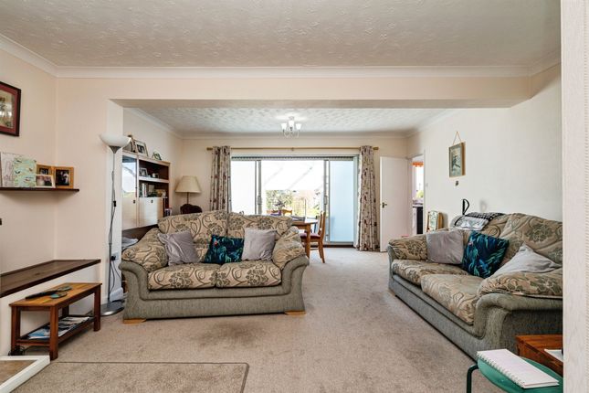 215, Gorleston Road, Lowestoft photo 3