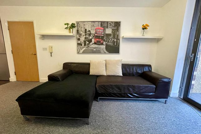 Flat to rent in Nelson Walk, London