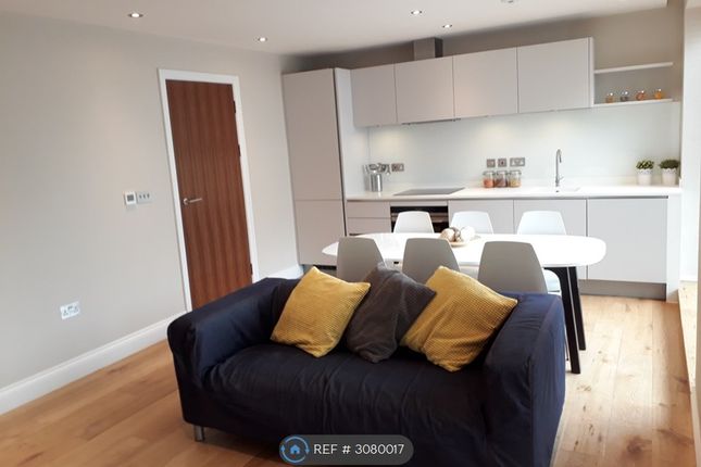 Flat, London photo 2