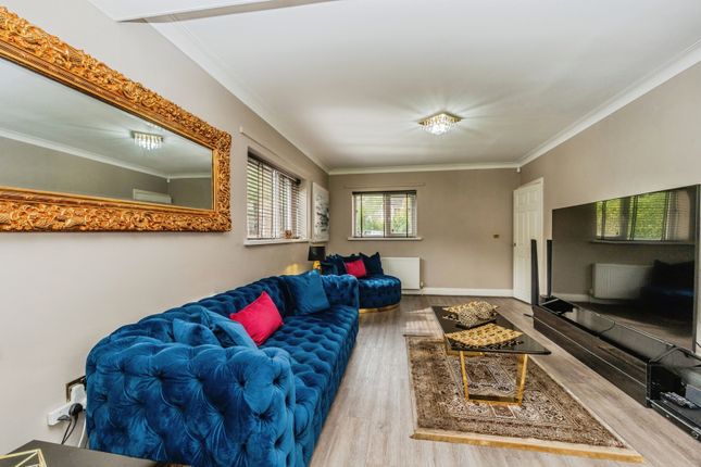 2, Saxfield Drive, Greater Manchester photo 4