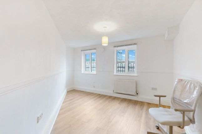 Flat 2, Lily Nichols House, 6, Connaught Road, Silvertown photo 4