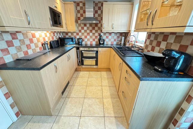 25 Hathaway Close, Willenhall photo 3