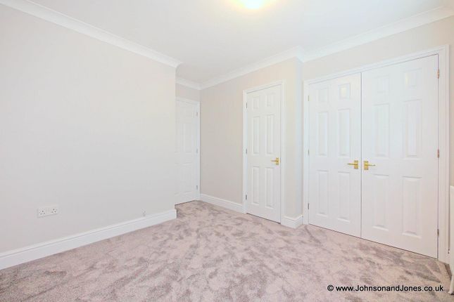 Springfields Close, Chertsey photo 2