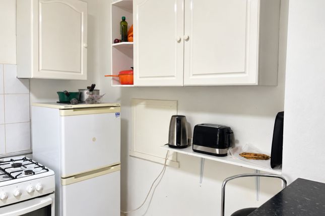 Room 4, Flat 9, Nevena Court, 90 Effra Road, London photo 5