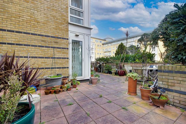 Flat for sale in St. Davids Square, London
