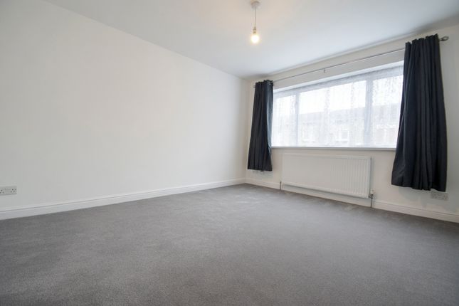 29, Peninsular Close, Feltham photo 3