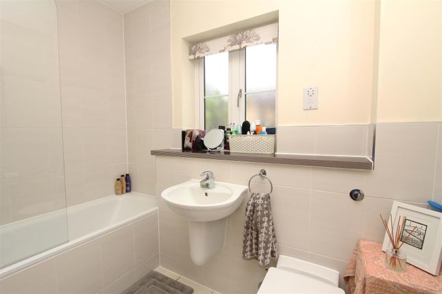 Flat to rent in Horseshoe Drive, Hillingdon