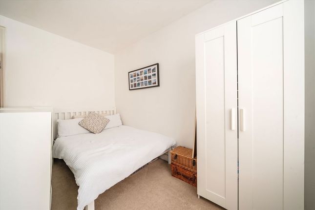 Flat 56, Kings Court, Hamlet Gardens, London photo 3
