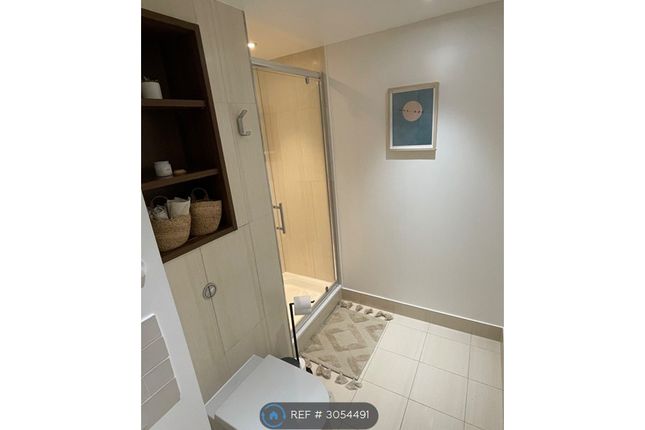 Flat, Napier House Bromyard Avenue, London photo 3