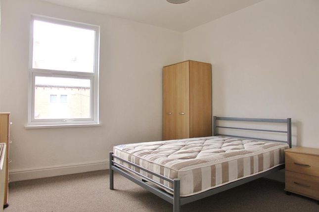 19, Hunter House Road, Sheffield photo 4