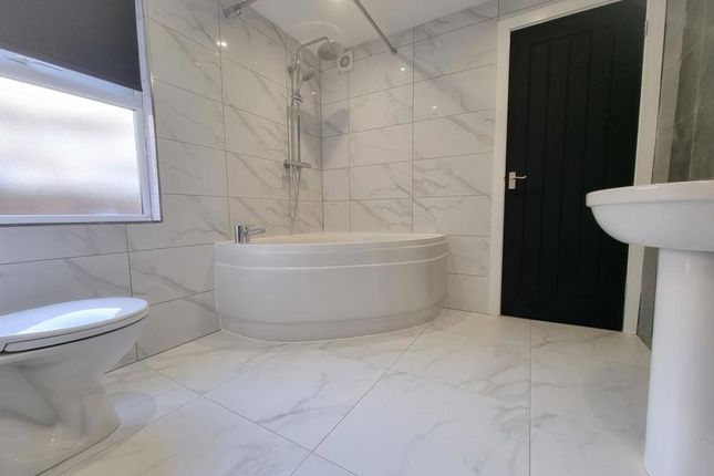 Manor Drive, Leeds photo 4