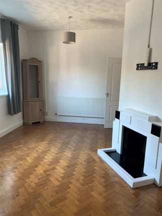 3 bed flat to rent in Corporation Road, Grangetown, Cardiff CF11