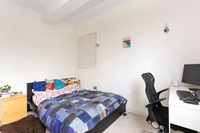 Flat to rent in Villiers Road, London