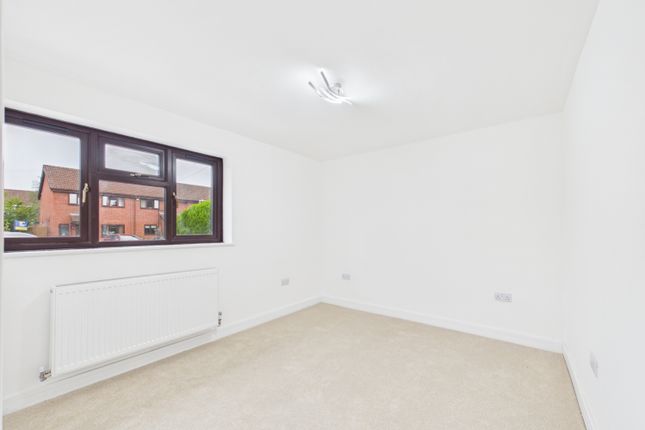 77, The Willows, Gloucester photo 3