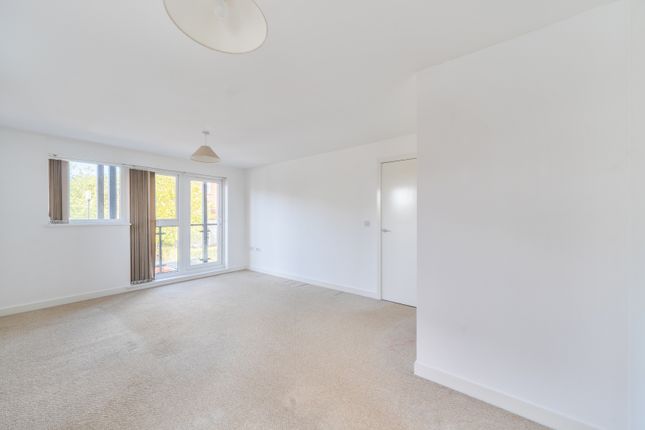 Flat 8 Cedar House, Park View Road, LEATHERHEAD photo 3