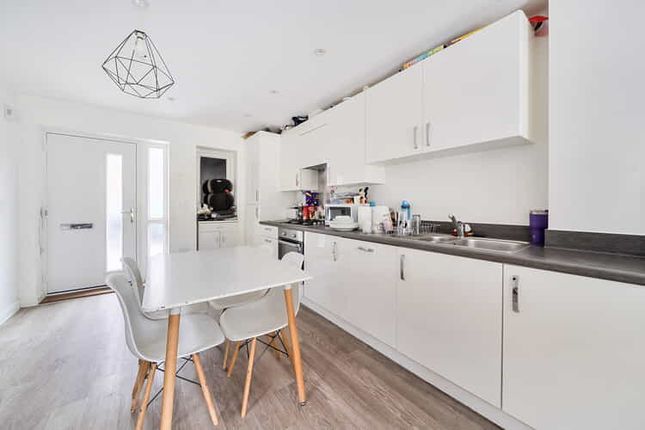 Gilbert Close 985, Reading photo 4