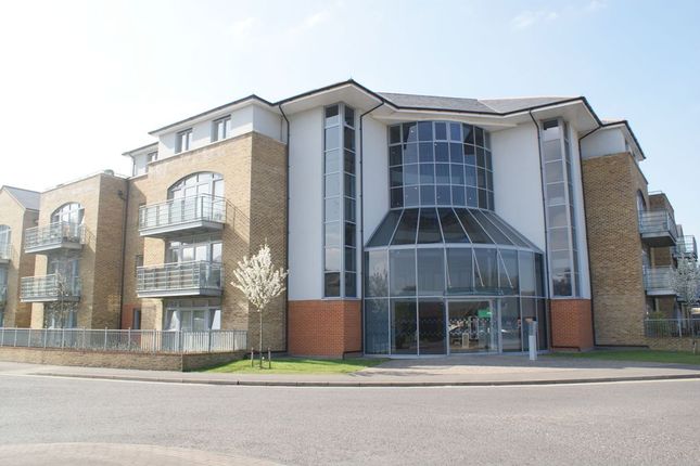 2 bed flat to rent in Woolsack Way, Godalming