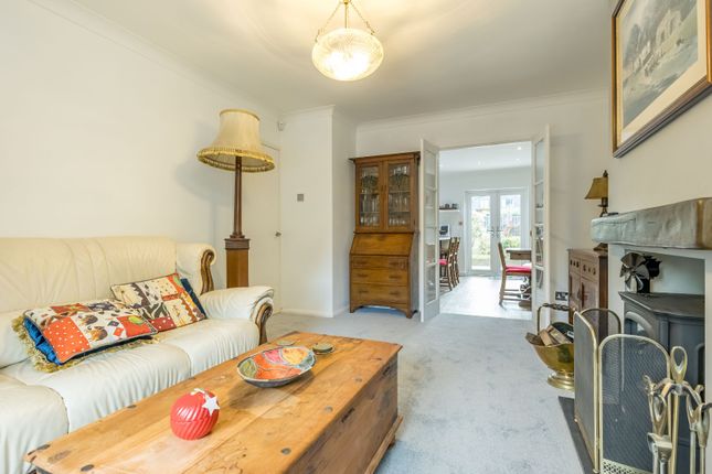 28, Howard Way, Holmfirth photo 3