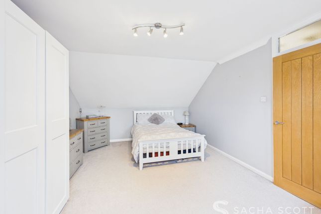 10 Lower Dunnymans, Banstead photo 3