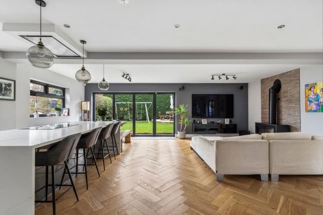 27, Copthall Lane, Buckinghamshire photo 2