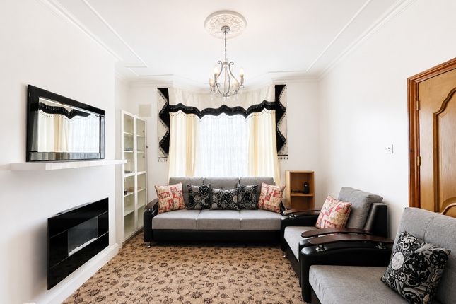 Flat Room 1, 378, Merton Road, London photo 5