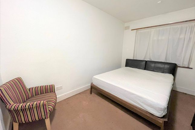 Thumbnail Flat to rent in Chigwell Road, Woodford Green