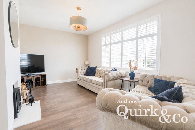 3, Barbara Avenue, Canvey Island photo 3