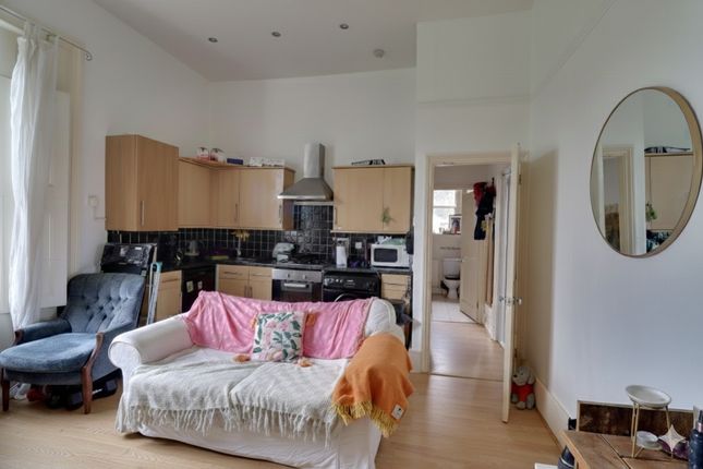 34b, Dagnall Park, London photo 2