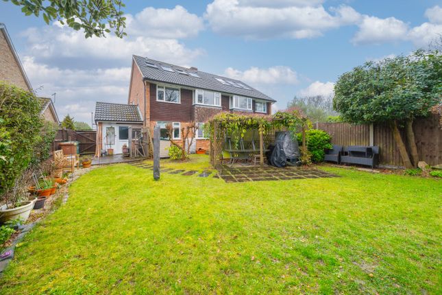 3-bed flat on 8, Winchstone Close, Shepperton, £425,000