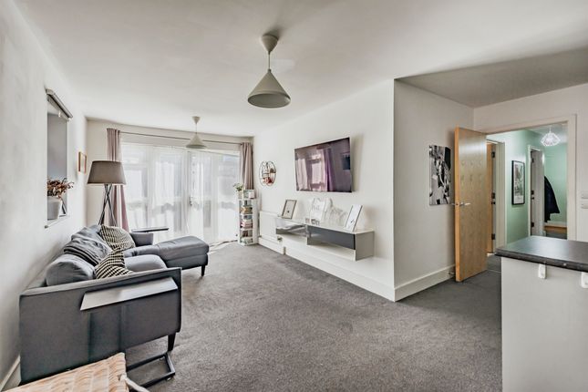 Flat 2, Tribbiani Court, Station Approach, Horley photo 2