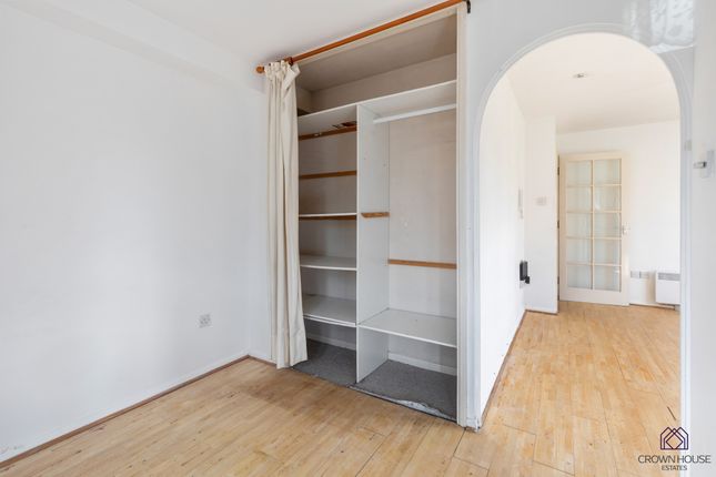 Flat for sale in Blackdown Close, London