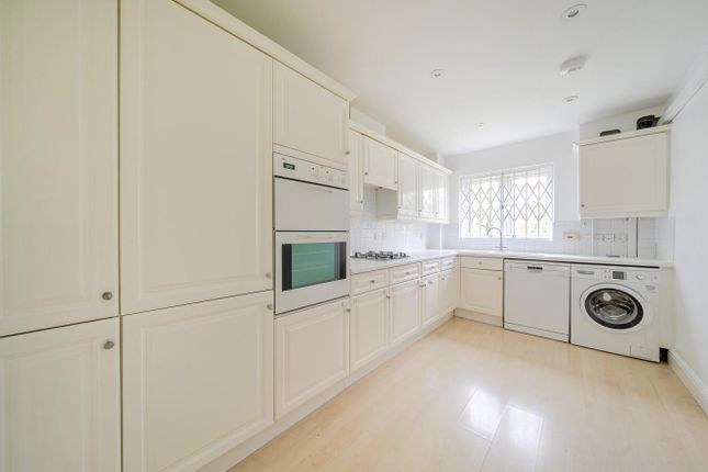 Flat 4, Bartholomew Court, Longcrofte Road, Edgware photo 4