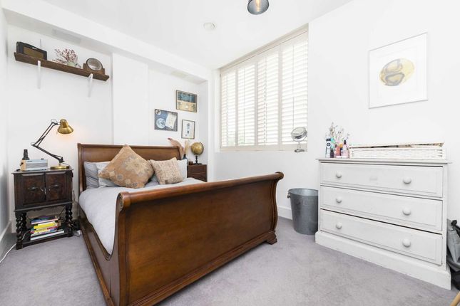 Flat 202, Castle House, 129, Cadogan Terrace, London photo 4