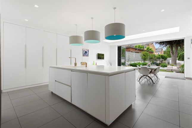 46, Endlesham Road, London photo 2