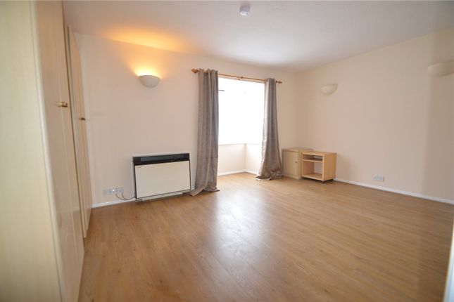 Studio to rent in Adams Way, Croydon