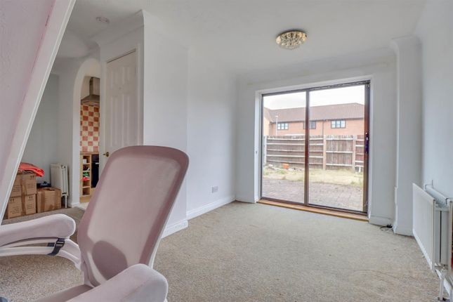 11, St Omer Close, Wickford photo 3
