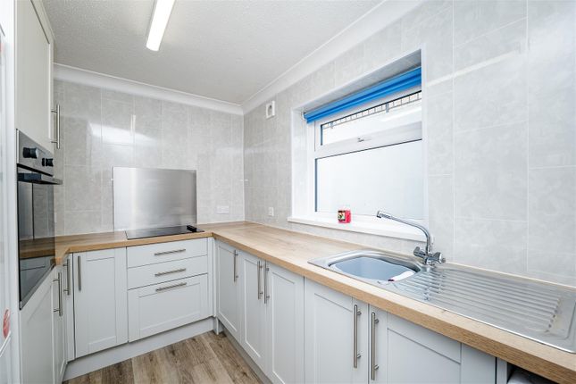 Flat 17, Glan Hafren, Maes-y-coed, Barry photo 2