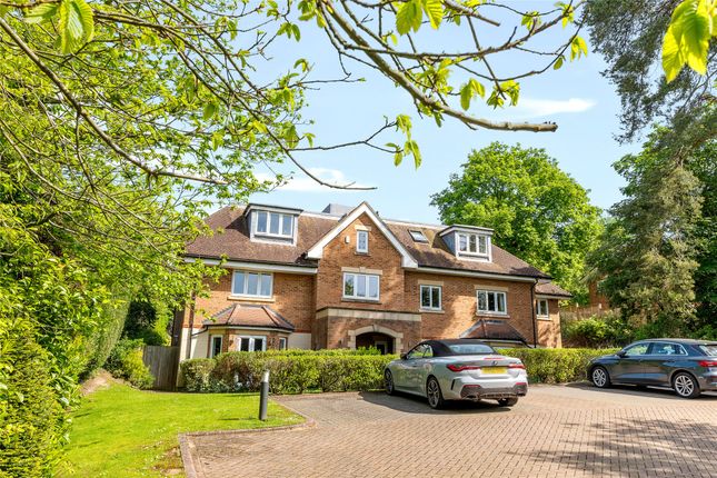 Thumbnail Flat for sale in Park Lane East, Reigate