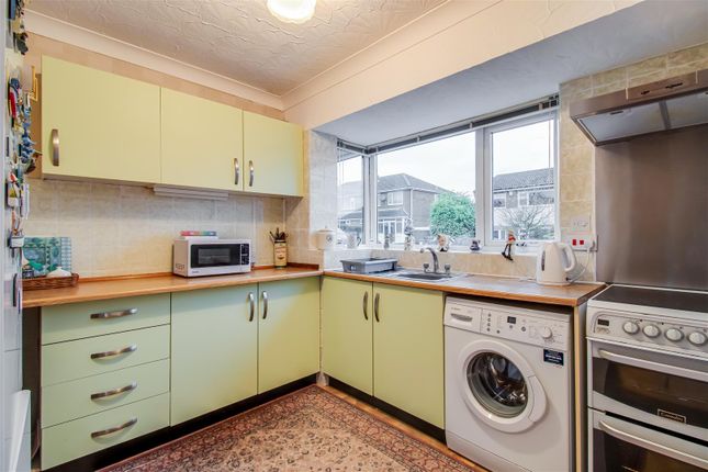 39, Pippins Green Avenue, Wakefield photo 4