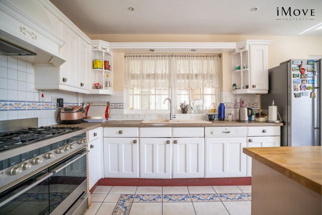4, Dickenswood Close, London photo 4