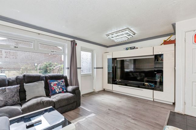 46, Pevensey Road, SLOUGH photo 2