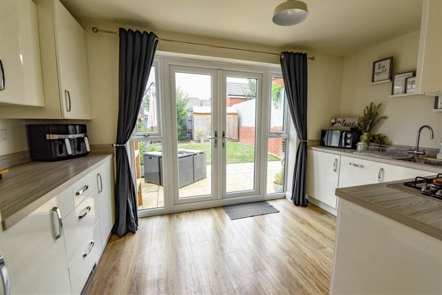 73, Poskett Way, Wotton-Under-Edge photo 2