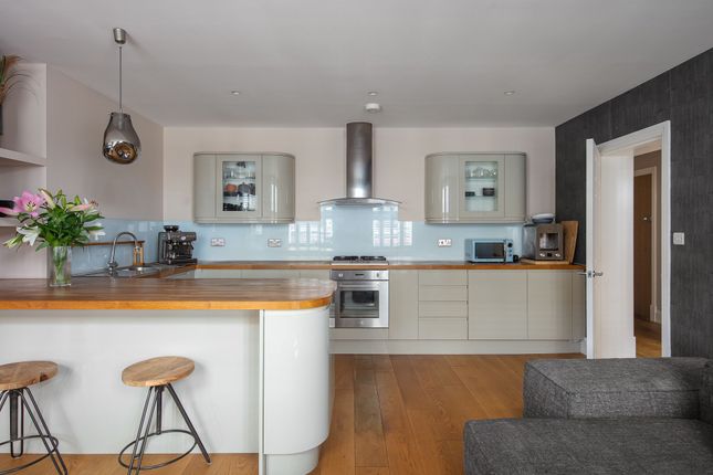 Flat 2, Tramway House, London photo 3