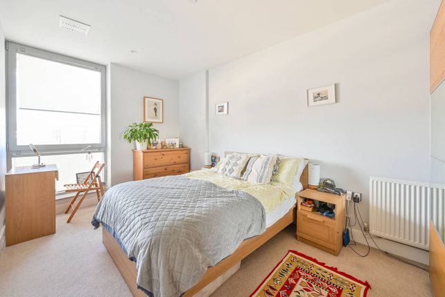 Flat for sale in Dominion Walk, Canary Wharf, London