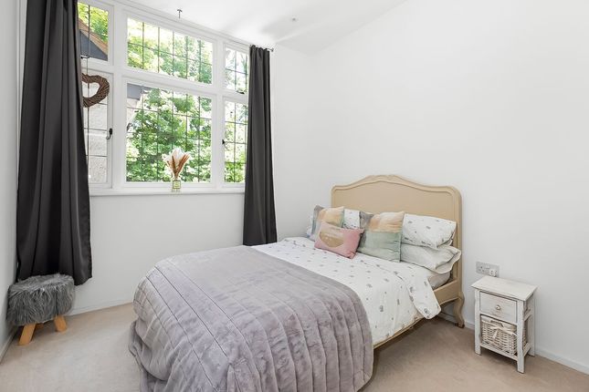 Flat 5 Greystone Court, London Road North, Redhill photo 4