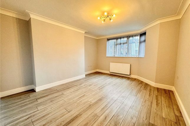 Flat to rent in Vale Court, The Vale, London
