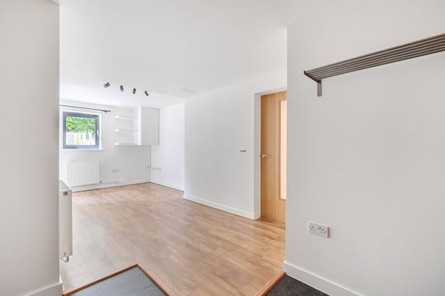 22 Scott Avenue, Putney photo 2