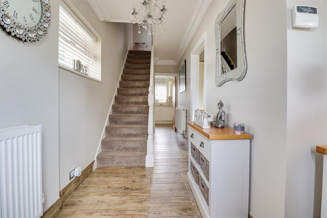 30, Barbara Avenue, Canvey Island photo 3